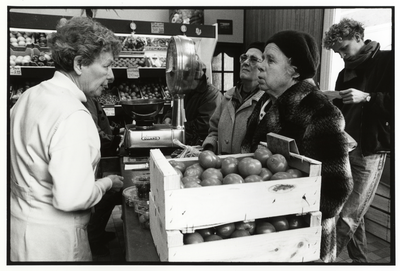 108026 Interieur van de aardappelhandel en groentewinkel van de fa. Ganseman (Klaverstraat 26) te Utrecht.